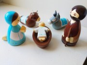 Crèche bois pour jouer : Jésus, marie, Joseph, l'âne et le bœuf.